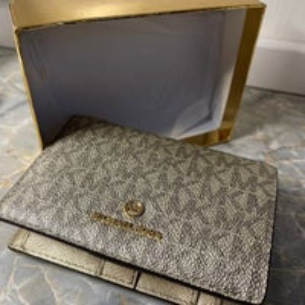 Michael Kors Jet Set Charm MD Slim Wallet Logo Pale Gold Brand New
